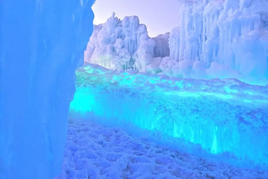 Ice Castles at Midway Utah as Winter destination 