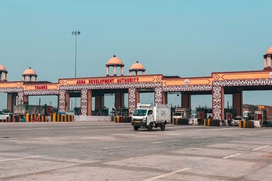 agra development authority toll plaza on yamuna expressway taj