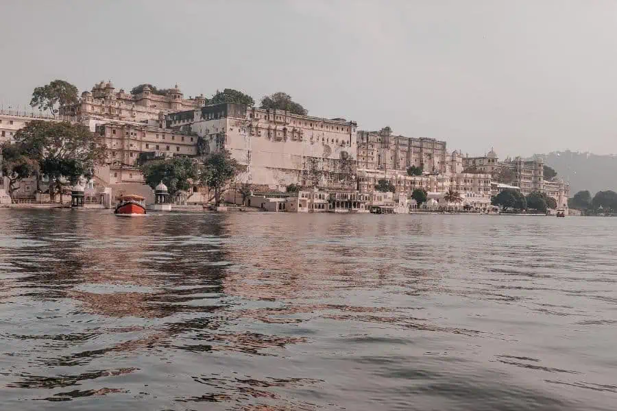 boat ride lake pichola udaipur rajasthan