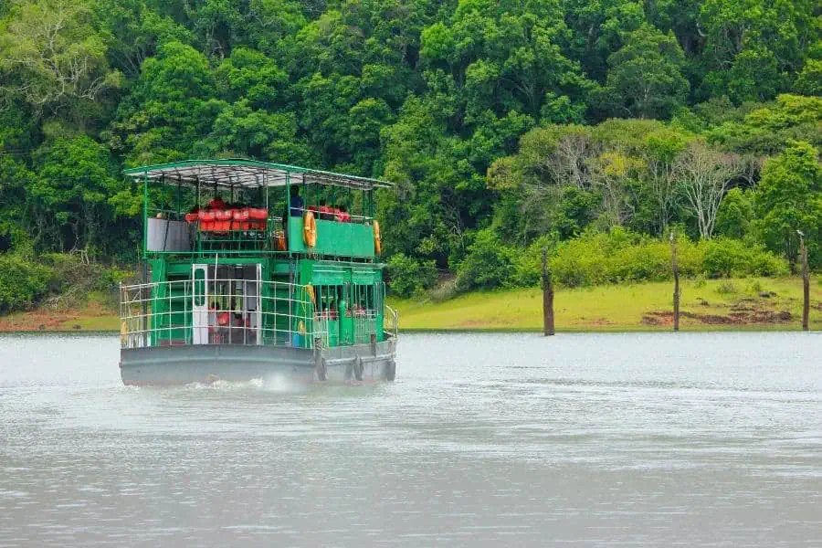 boating on periyar lake