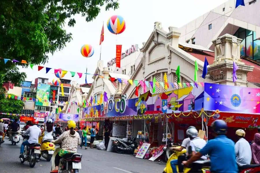 dong xuan market hanoi vietnam