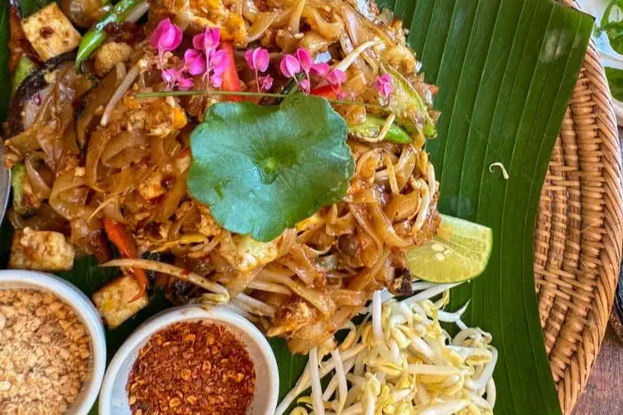 famous food traditional pad thai thailand