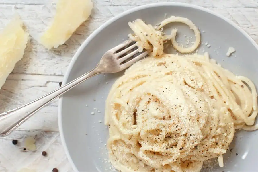 pasta cacio e pepe rome italy traditional food