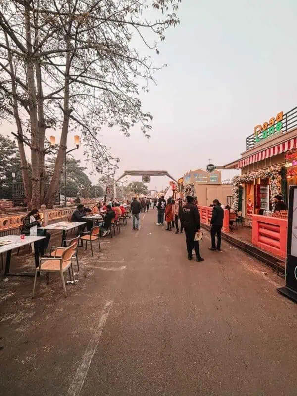 gomti riverfront food stalls with outdoor seating and evening crowd, lucknow
