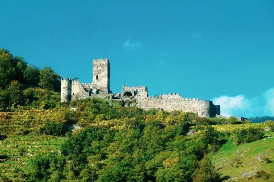 hinterhaus castle ruins ruin back house spitz wachau austria