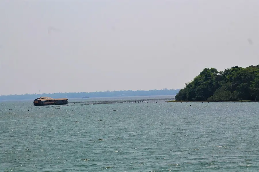 Kerala houseboat lunch halt in Kumarakom