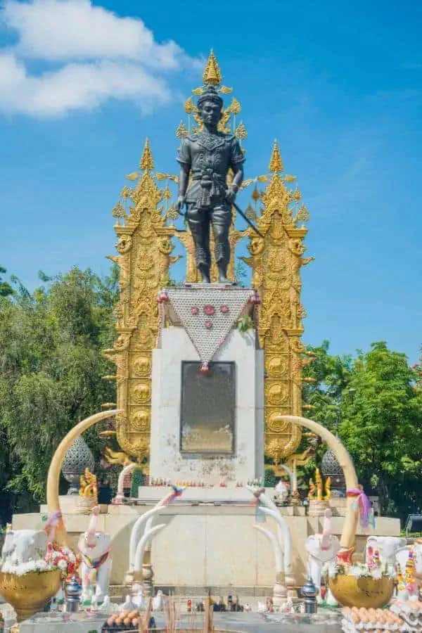 king mengrai monument in chiang rai
