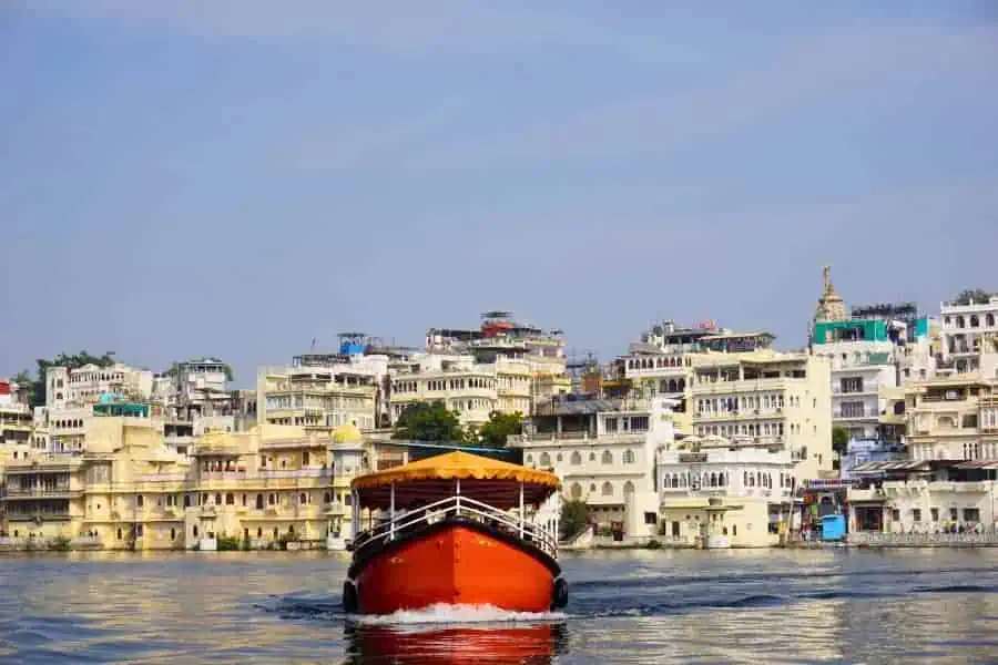 lake pichola boating trip to udaipur rajasthan india