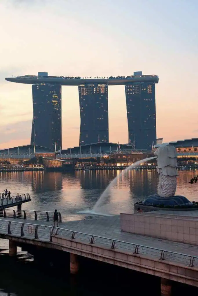 marina bay sands and merlion statue at sunset in singapore.