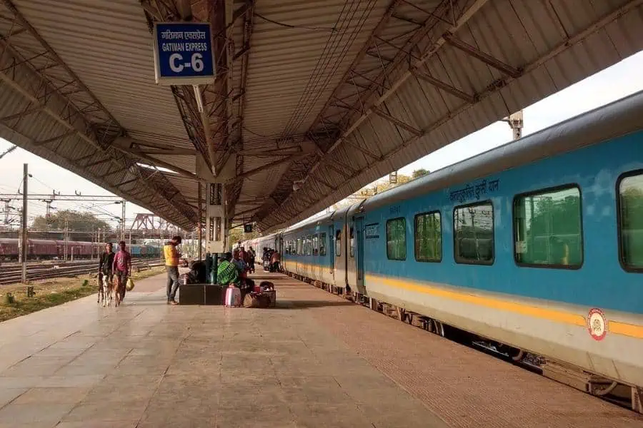 platform view of gatimaan express at agra cantt railway station