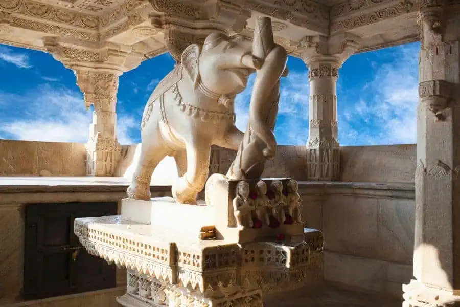 intricately carved statue at ranakpur jain temple 
