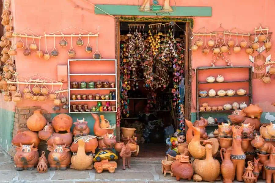 shop selling tradtional handicrafts ceramics pottery raquira colombia