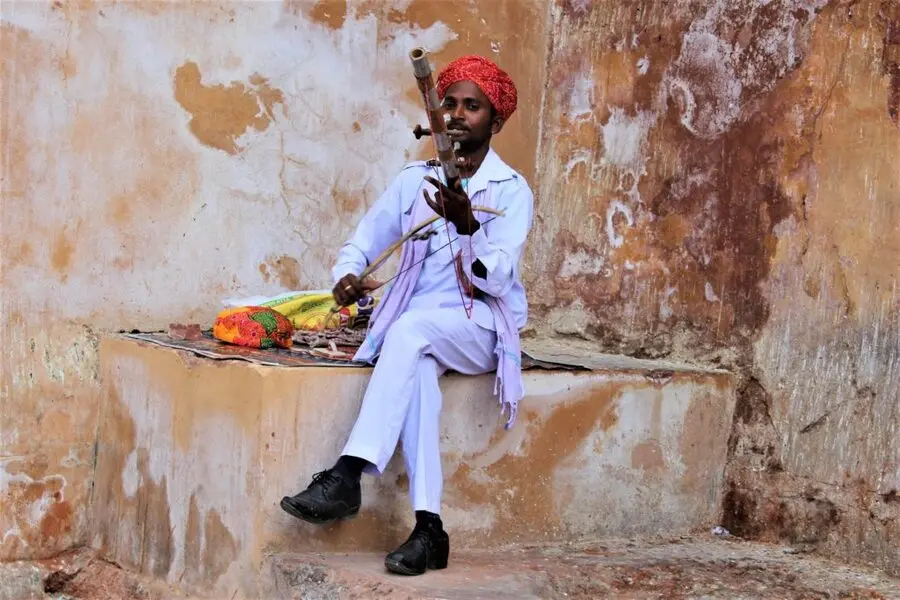 The musician outside Amer Fort in Jaipur posed happily while playing ravanahatha