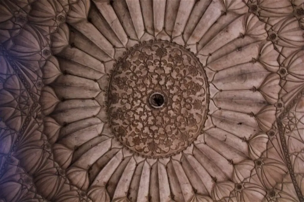 Lovely dome inside the tomb of Safdarjung in Delhi