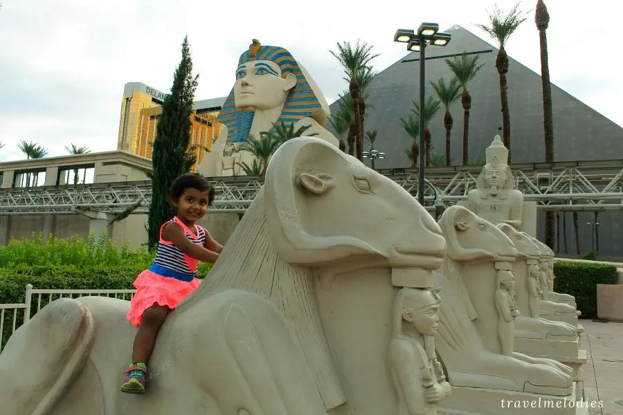egyptian statues outside the luxor hotel las vegas