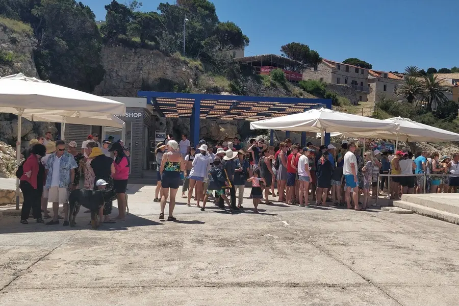 Mezuporat bisevo blue cave in croatia