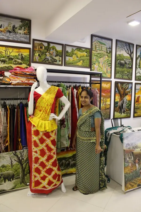 woman wearing traditional osariya at kandy batik workshop posed for me with a smile 
